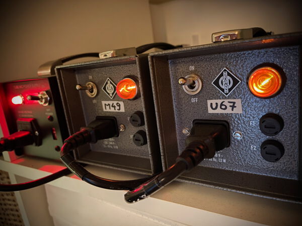 Power supply for the microphones